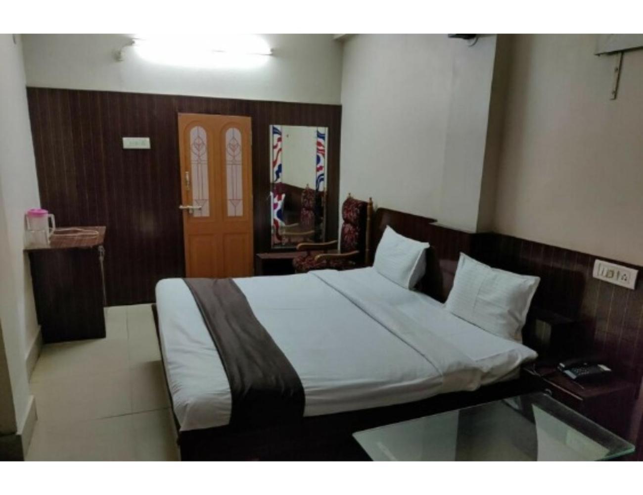 Hotel Paras, Jabalpur Bagian luar foto